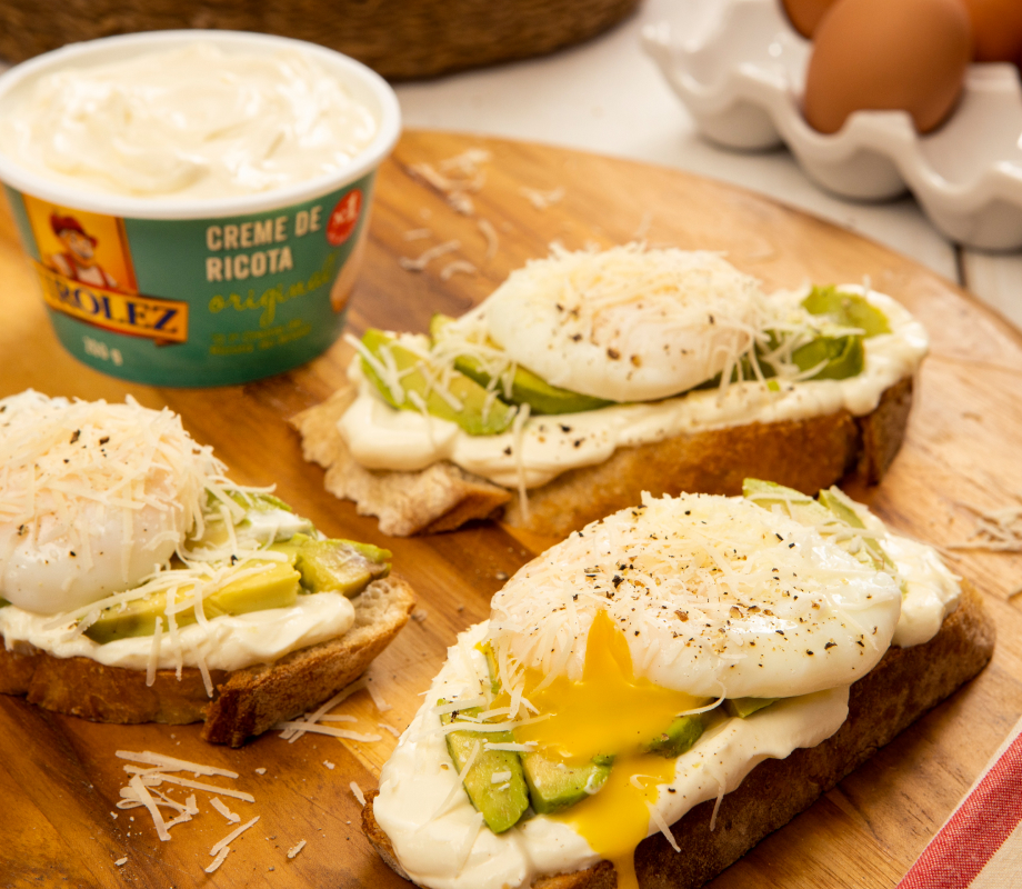 Toast de Creme de Ricota com avocado e ovo pochet