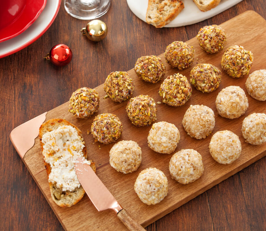 Cheeseball de nozes e de pistache com cramberries