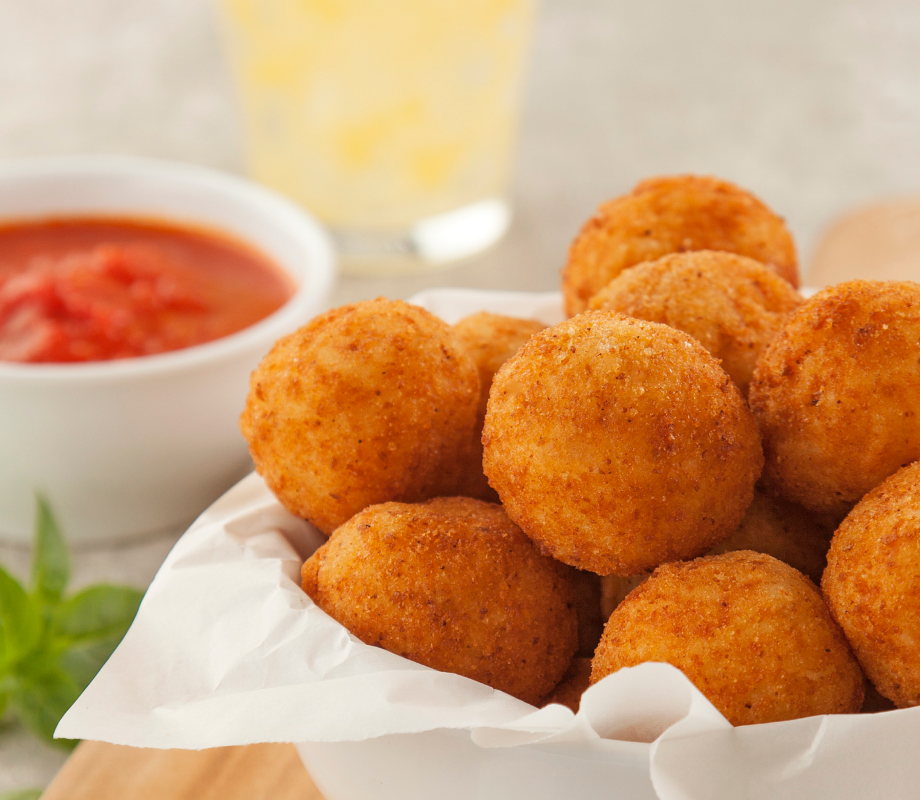 Arancini de Fondue de Queijo com molho de tomate picante e manjericão