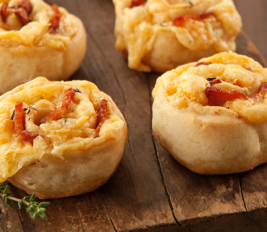 Pinwheel appetizers com Queijo Prato Esférico, bacon e tomilho