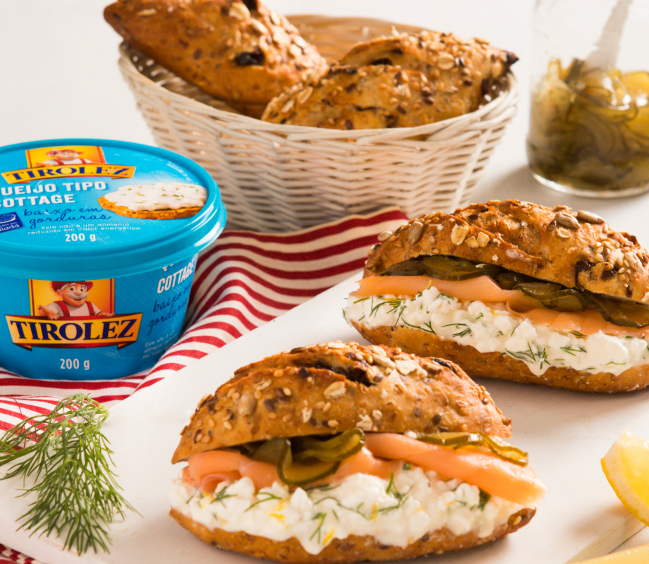 Sanduíche de salmão defumado com Queijo Cottage Tirolez