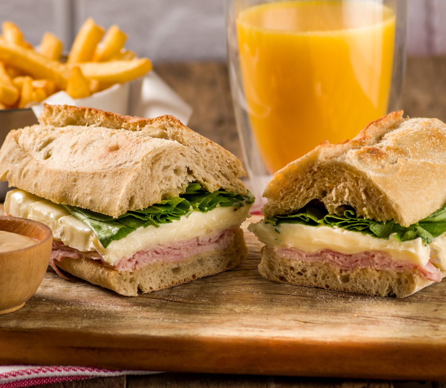 Sanduíche de presunto royale, Queijo Brie Cremíssimo, rúcula e mostarda dijon