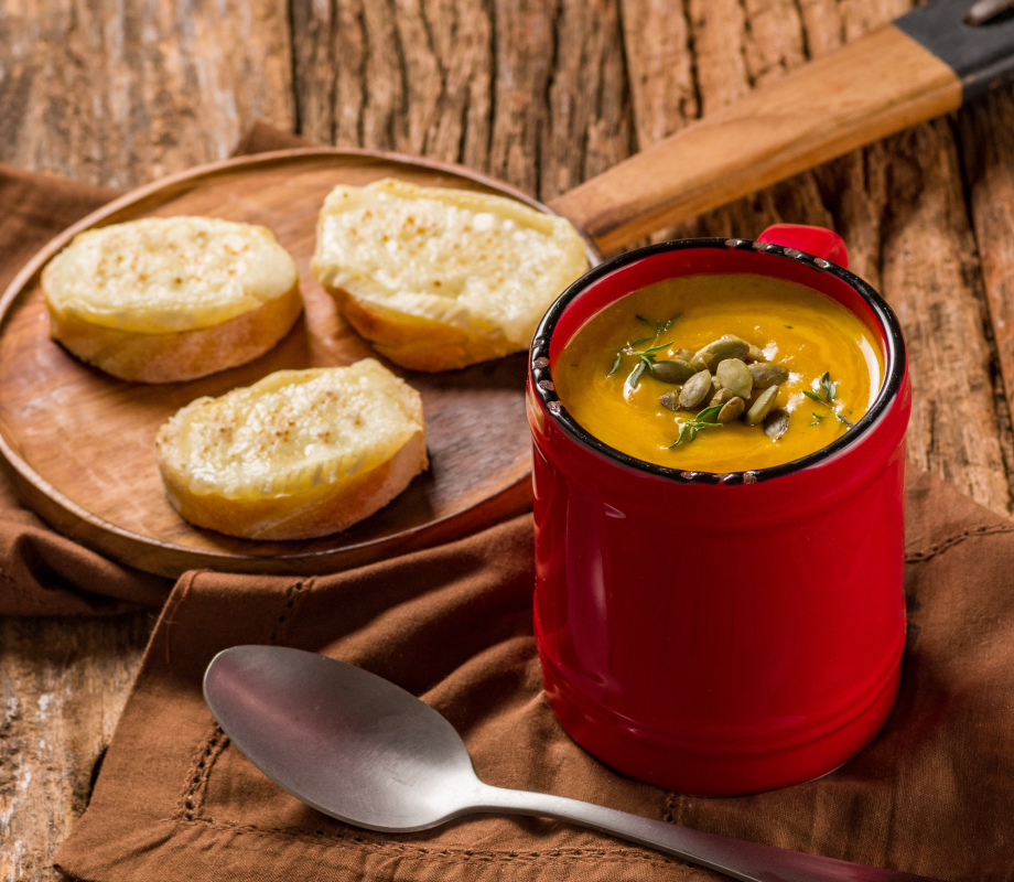 Torradas de Queijo Camembert assado com creme de abóbora