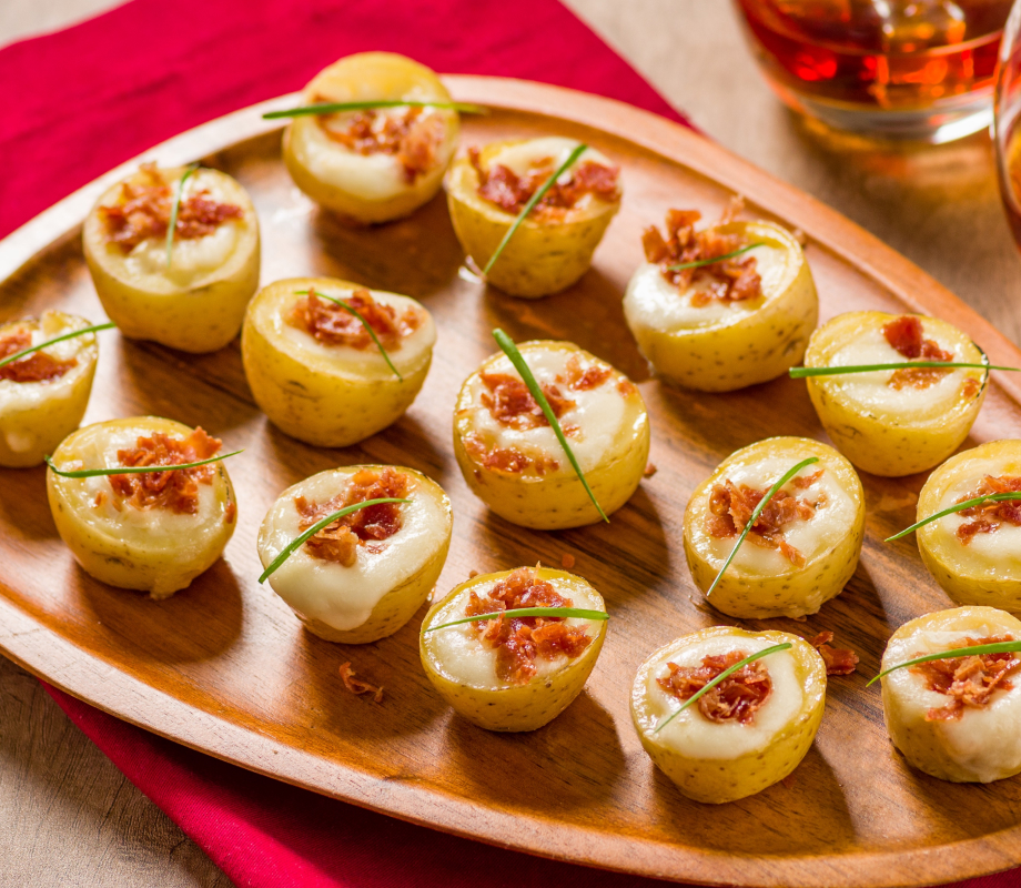 Mini baked potato recheada de Queijo Brie, crispy de parma e cebouletti