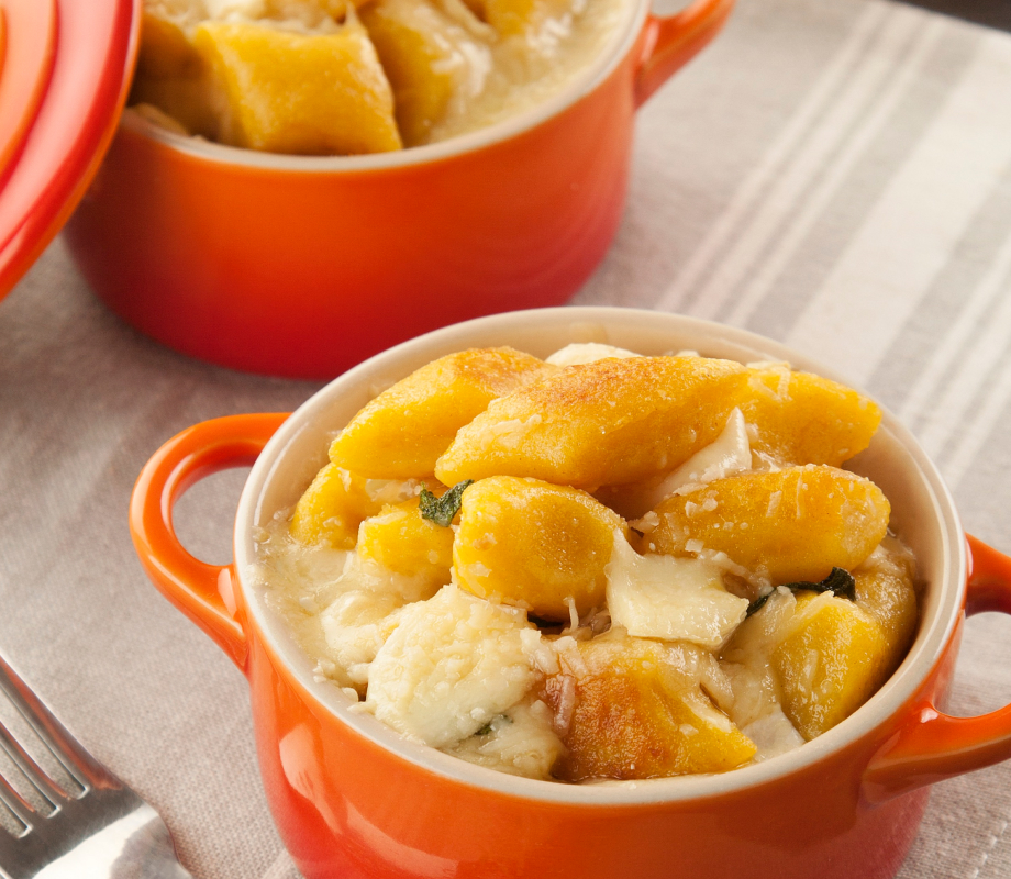 Gnocchi Dourati de mandioquinha na manteiga e sálvia com Brie gratinado