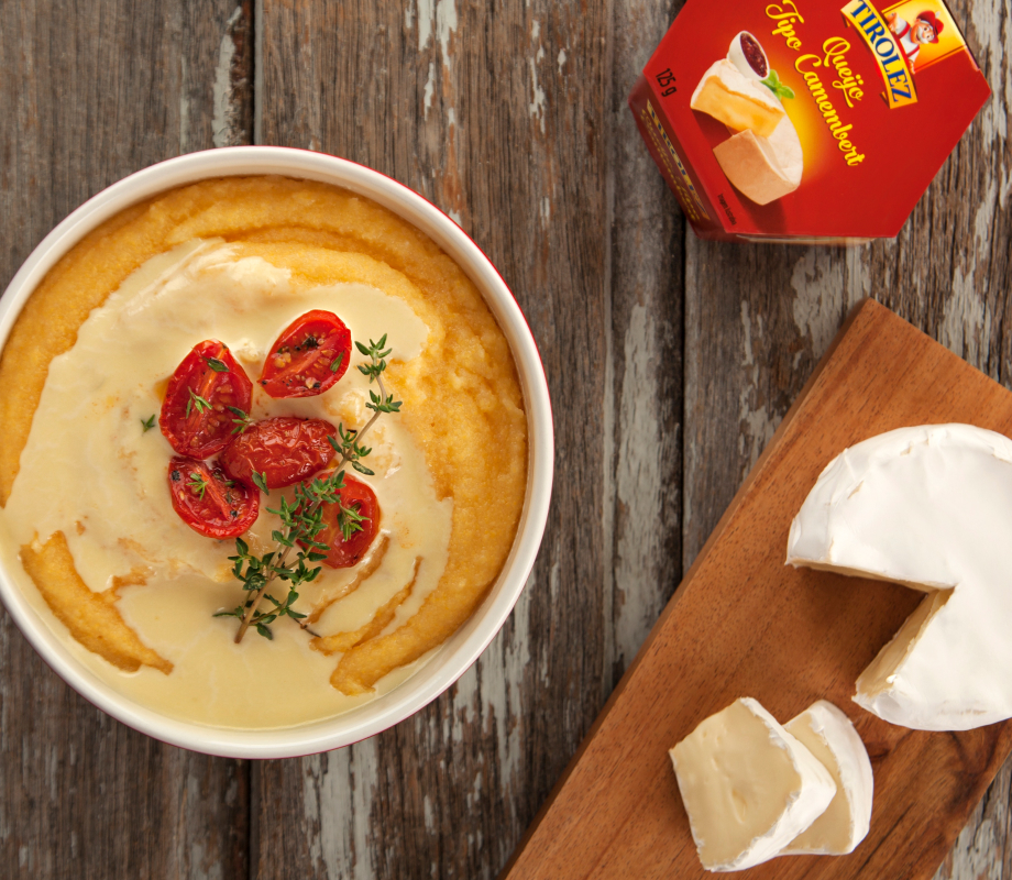 Polenta cremosa com creme de Camembert, tomate-cereja confitado e rúcula