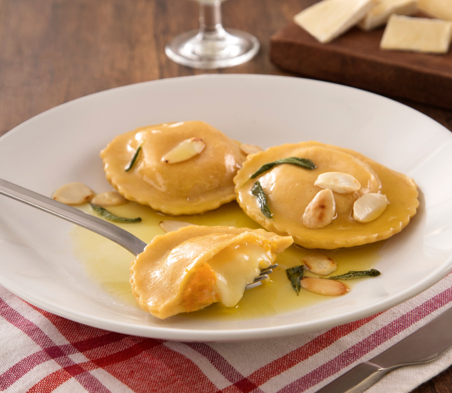Ravióli de abóbora com Queijo Brie ao molho de manteiga e sálvia