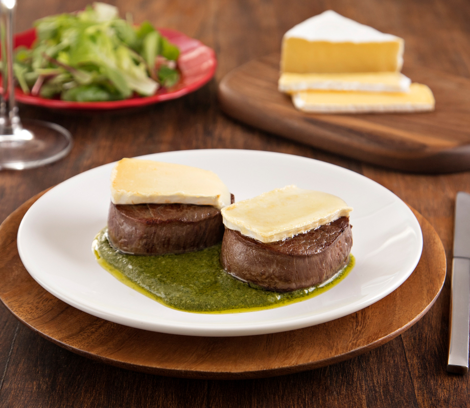Medalhão gratinado com Queijo Brie e molho pesto