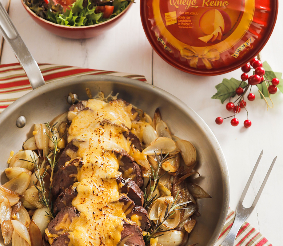 Rosbife ao forno com cebola caramelizada gratinado com Queijo Reino Tirolez
