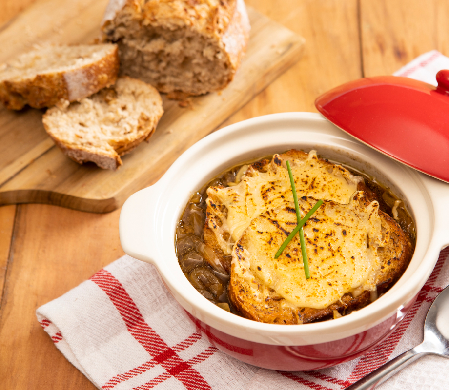 Sopa de cebola francesa com Queijo Suíço Tirolez