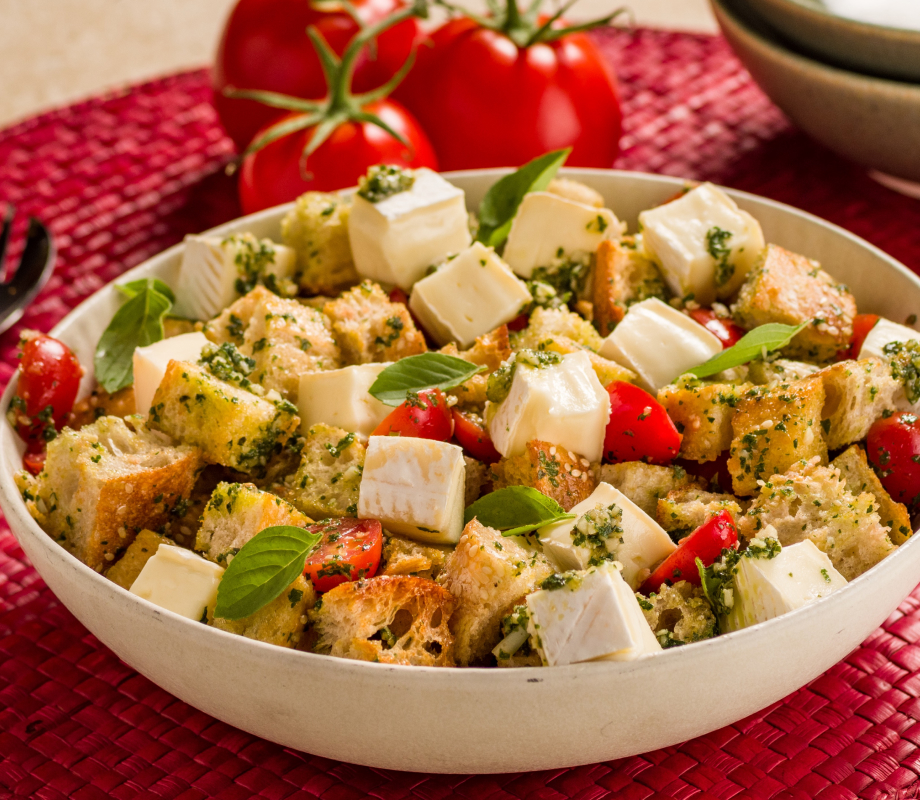 Salada panzanela com Queijo Brie Cremíssimo
