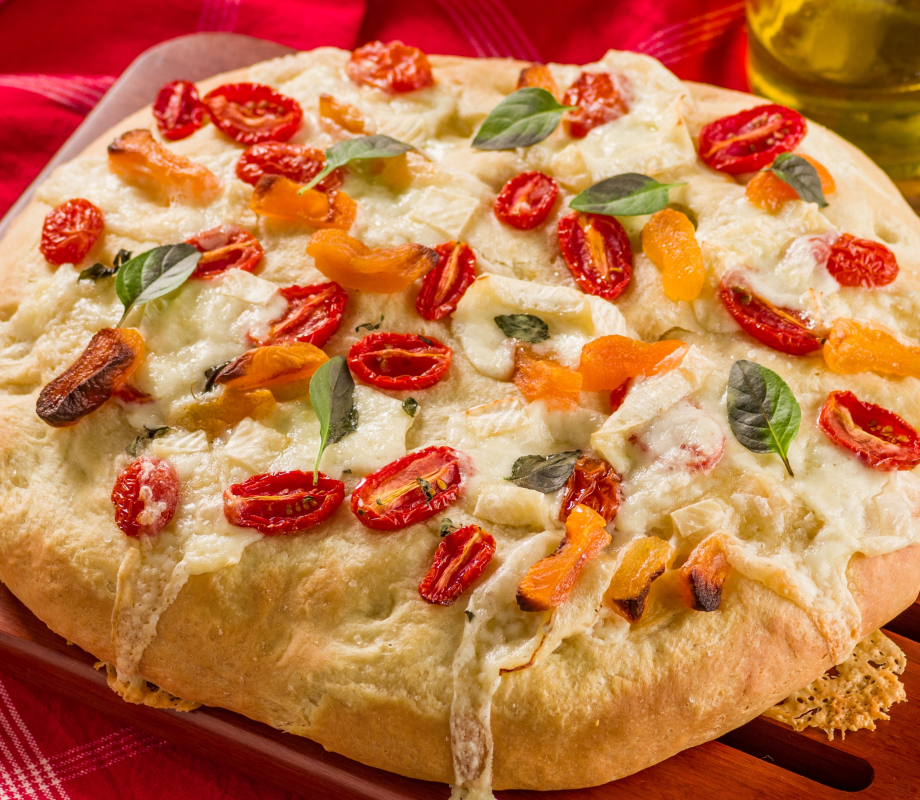 Focaccia de Queijo Camembert, tomate, manjericão e damasco
